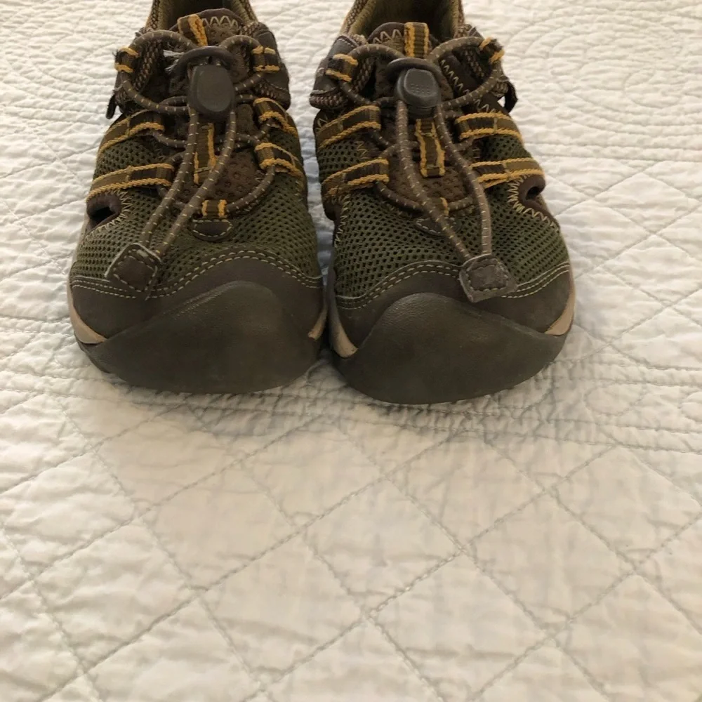 Teva Manatee kids sandal. Size 9.